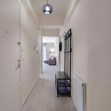A Minimal Fully Renovated 1br Nikaia
